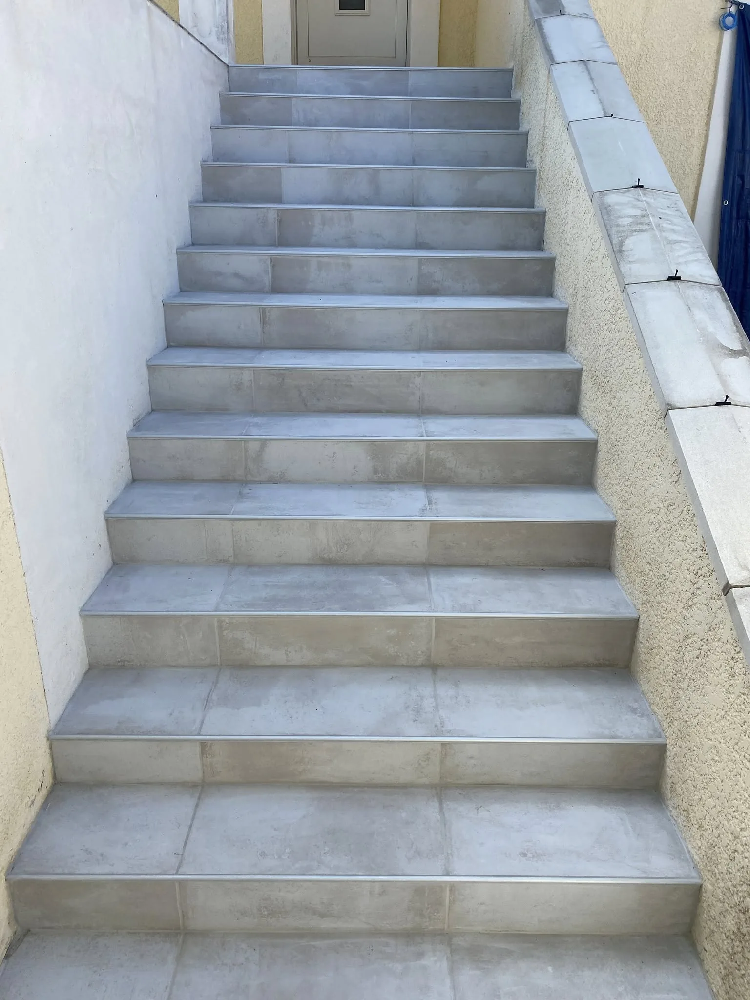 Escalier extérieur carrelé terminé