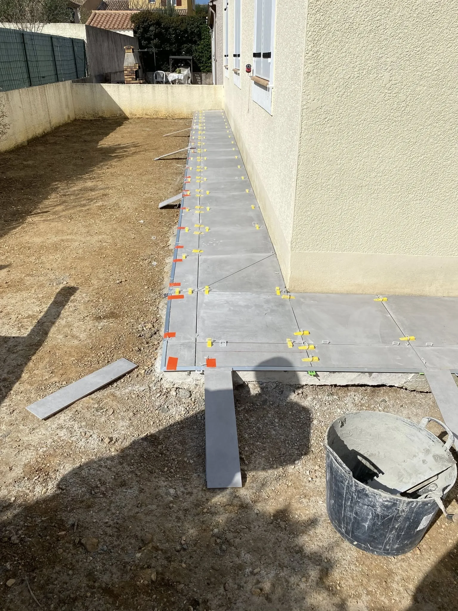 Terrasse extérieure en pose de carrelage grand format